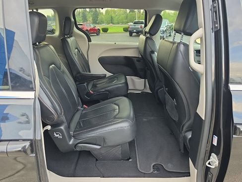 Used 2020 Chrysler Pacifica Touring-L FWD image 32