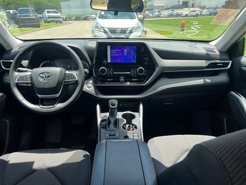Used 2025 Toyota Highlander LE AWD/4WD image 5