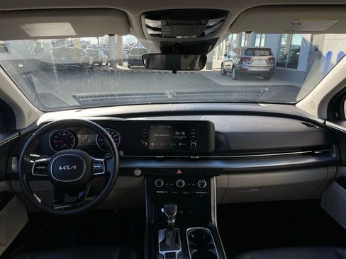 Used 2023 Kia Carnival LX image 10