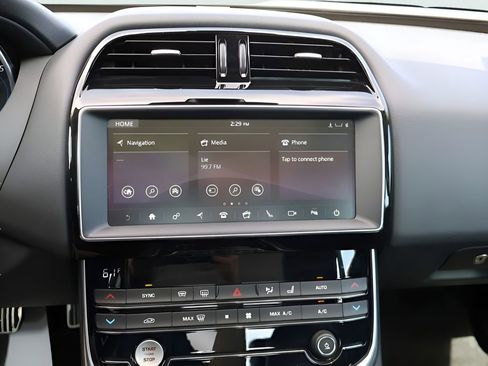 Used 2019 Jaguar XE Premium RWD image 23