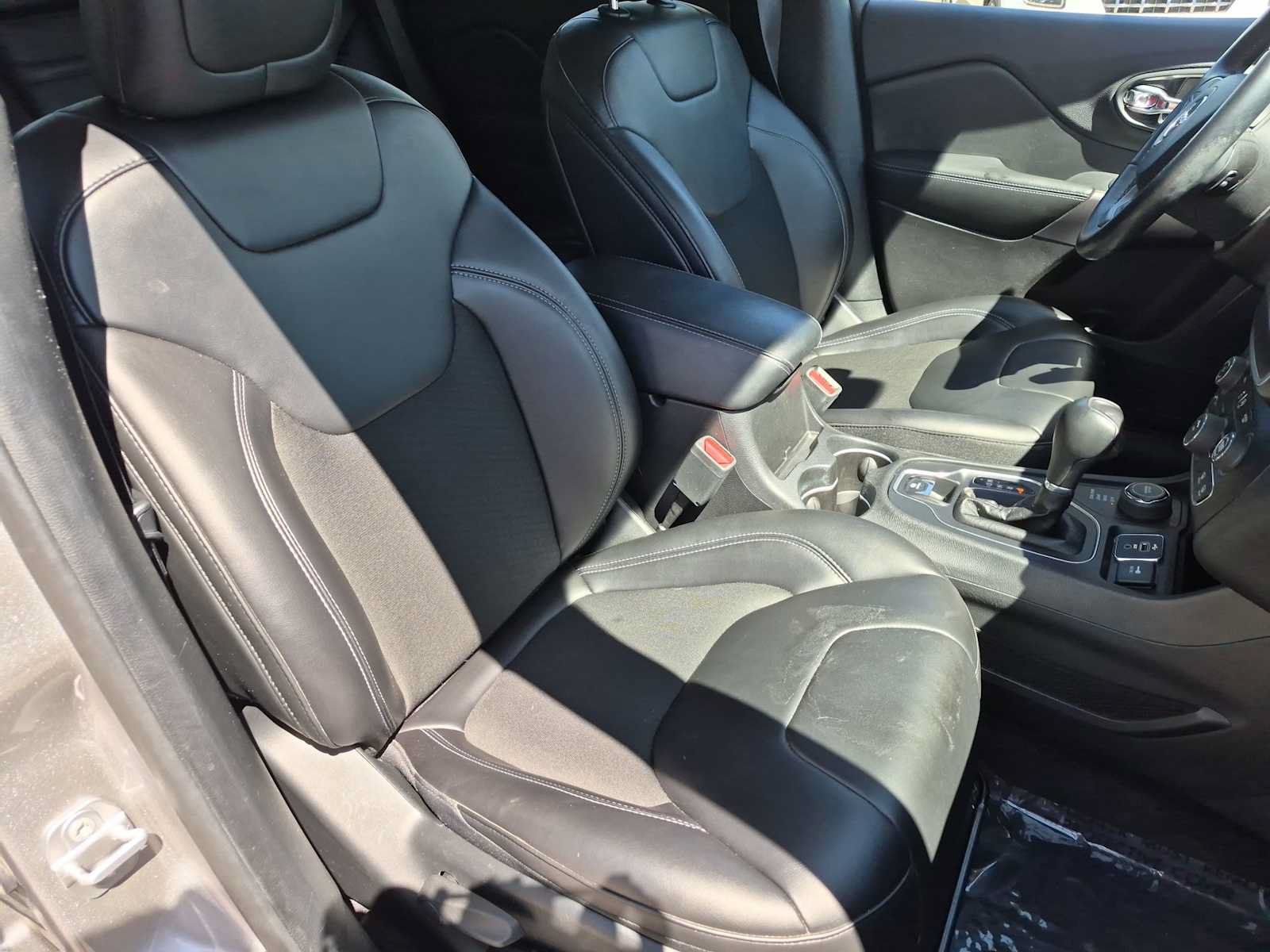 Used 2019 Jeep Cherokee Latitude Plus w/ Cold Weather Group AWD/4WD image 21