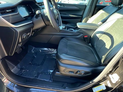 Used 2025 Jeep Grand Cherokee L Altitude image 16