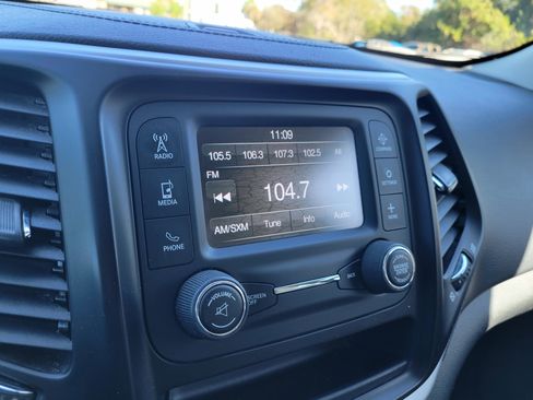 Used 2016 Jeep Cherokee Sport image 16