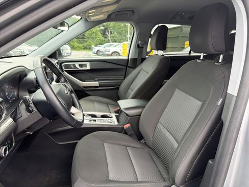 Used 2023 Ford Explorer XLT AWD/4WD image 10