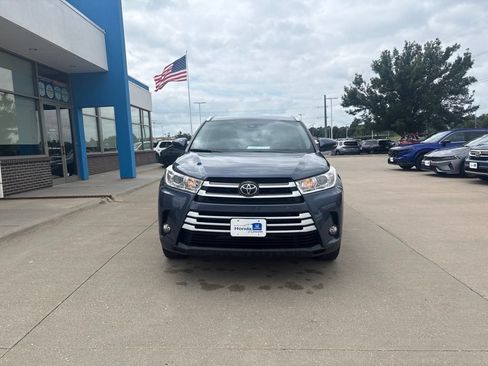 Used 2019 Toyota Highlander XLE AWD/4WD image 2