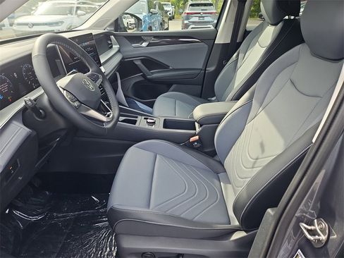 New 2025 Volkswagen Tiguan SE image 17