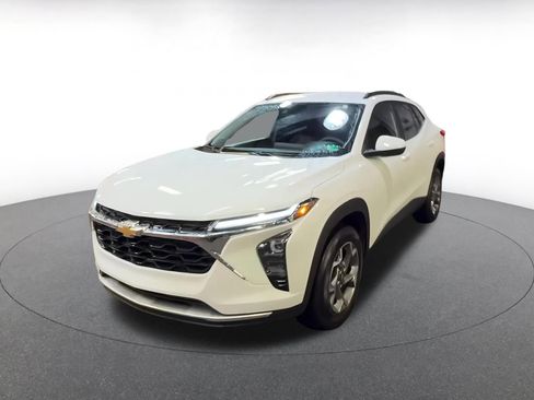 Used 2025 Chevrolet Trax LT image 7