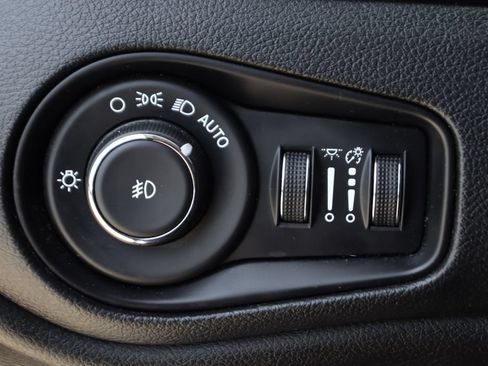 Used 2023 Jeep Renegade Trailhawk AWD/4WD image 19