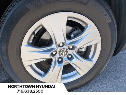 Used 2025 Toyota RAV4 XLE AWD/4WD image 42