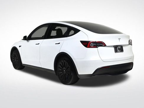 Used 2024 Tesla Model Y 2WD image 3