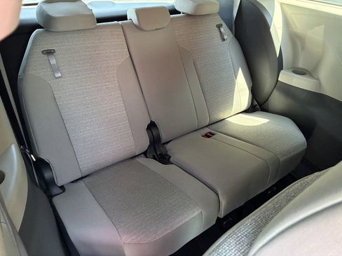 Used 2023 Toyota Sienna LE AWD/4WD image 21
