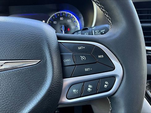Used 2023 Chrysler Pacifica Touring-L FWD image 12