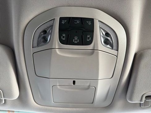 Used 2023 Chrysler Pacifica Touring-L image 18