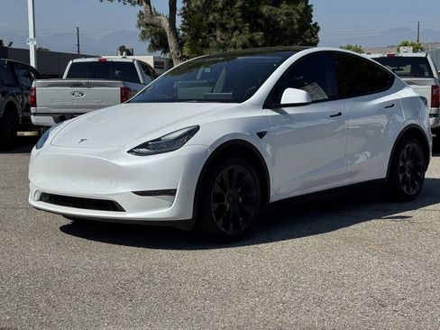 Used 2023 Tesla Model Y AWD image 3