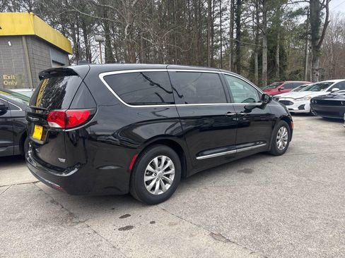 Used 2018 Chrysler Pacifica Touring-L image 5