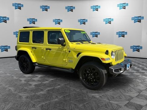 Used 2023 Jeep Wrangler Unlimited Sahara w/ Cold Weather Group AWD/4WD image 8
