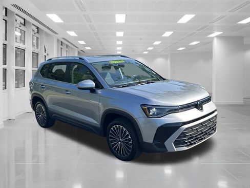 Used 2025 Volkswagen Taos SE FWD image 3