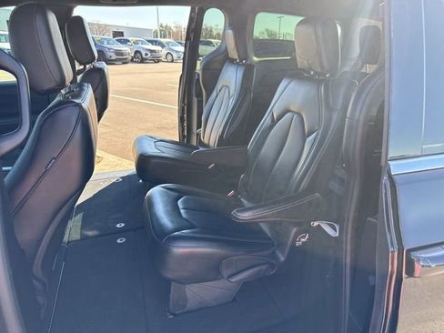 Used 2025 Chrysler Pacifica Select FWD image 28