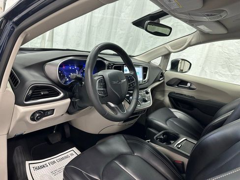 Used 2023 Chrysler Pacifica Touring-L image 15