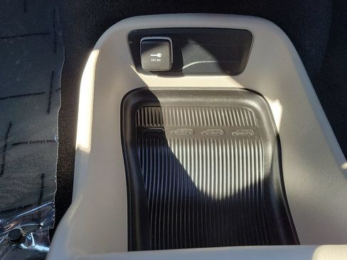 Used 2023 Chrysler Voyager LX FWD image 21