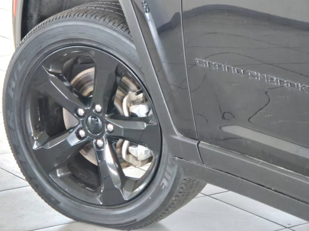 Used 2023 Jeep Grand Cherokee L Laredo AWD/4WD image 16