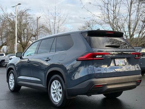 Used 2024 Toyota Grand Highlander XLE image 3