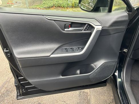 Used 2020 Toyota RAV4 Limited image 9