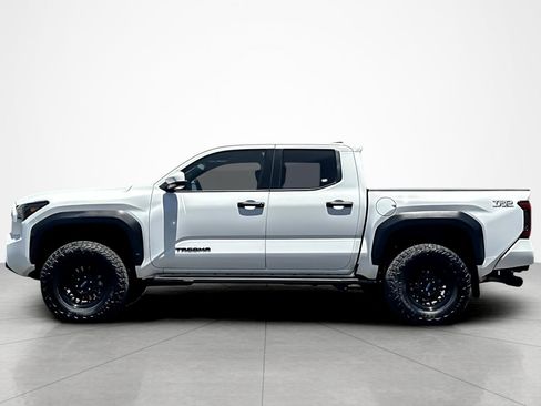 Certified 2025 Toyota Tacoma TRD Off-Road AWD/4WD image 2