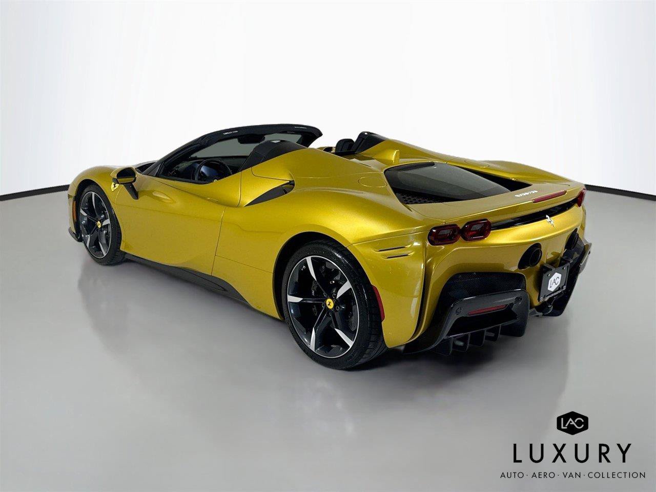 Used 2022 Ferrari SF90 Spider AWD/4WD image 7