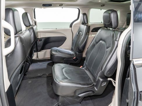 Used 2020 Chrysler Pacifica Limited image 31