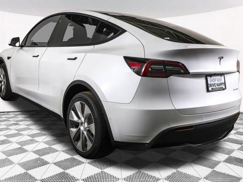 Used 2022 Tesla Model Y Long Range image 16