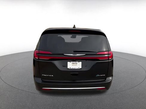 Used 2023 Chrysler Pacifica Touring-L image 14