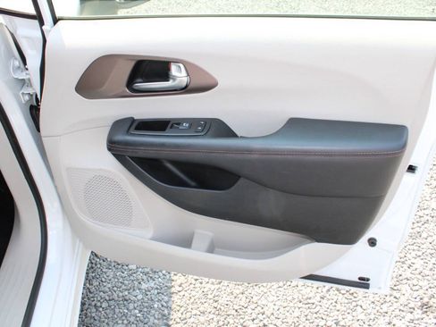 Used 2018 Chrysler Pacifica L FWD image 21