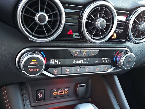 Used 2025 Nissan Sentra SR w/ SR Premium Package image 17