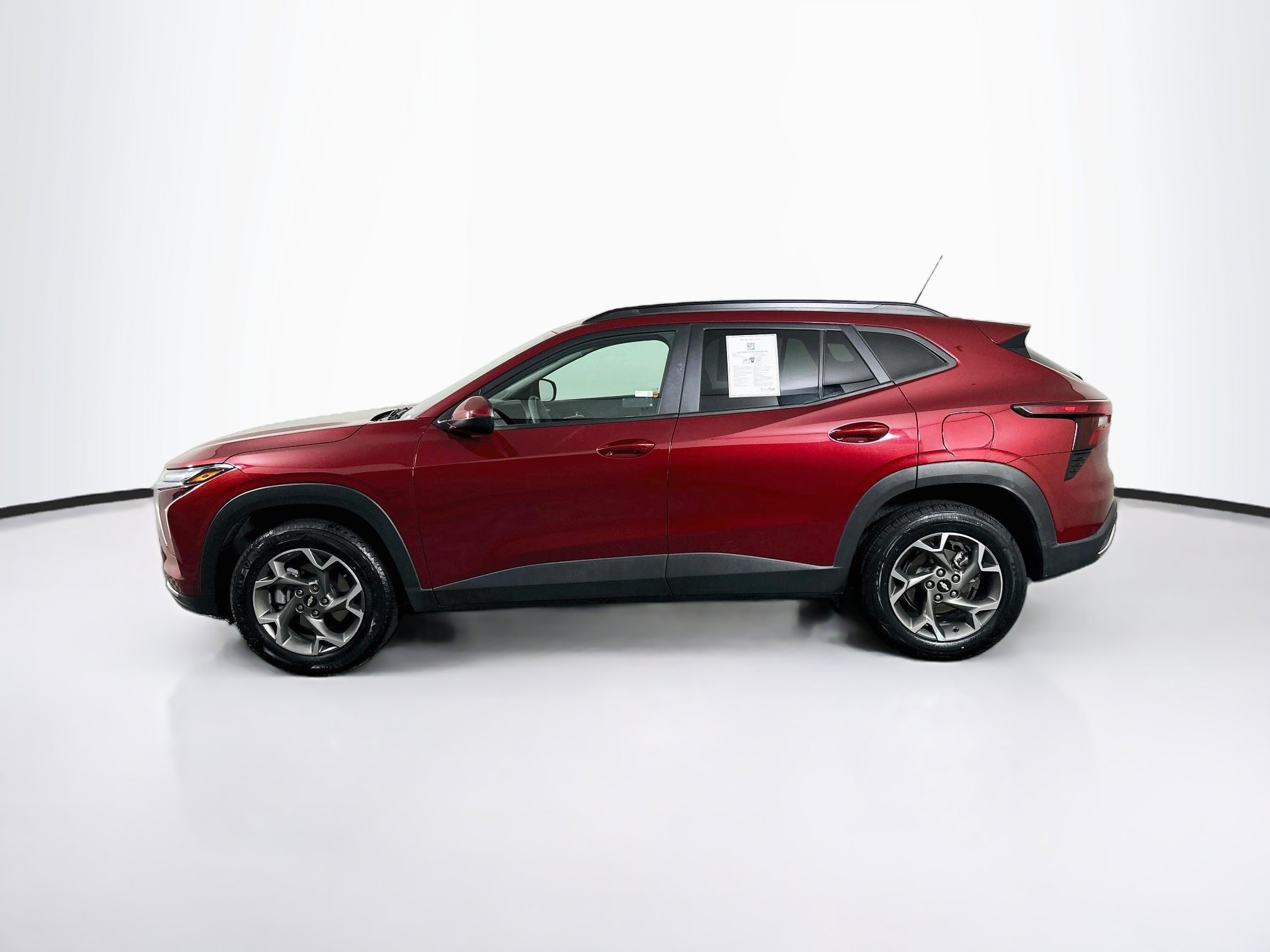 Used 2025 Chevrolet Trax LT FWD image 4