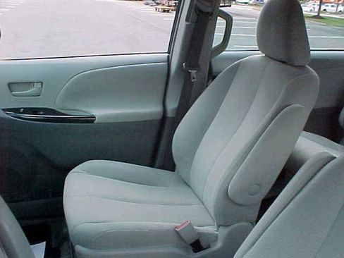 Used 2011 Toyota Sienna w/ Towing Pkg FWD image 19