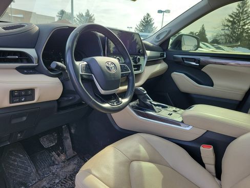 Used 2023 Toyota Highlander L image 19