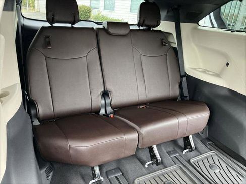 Certified 2023 Toyota Sienna Platinum image 37