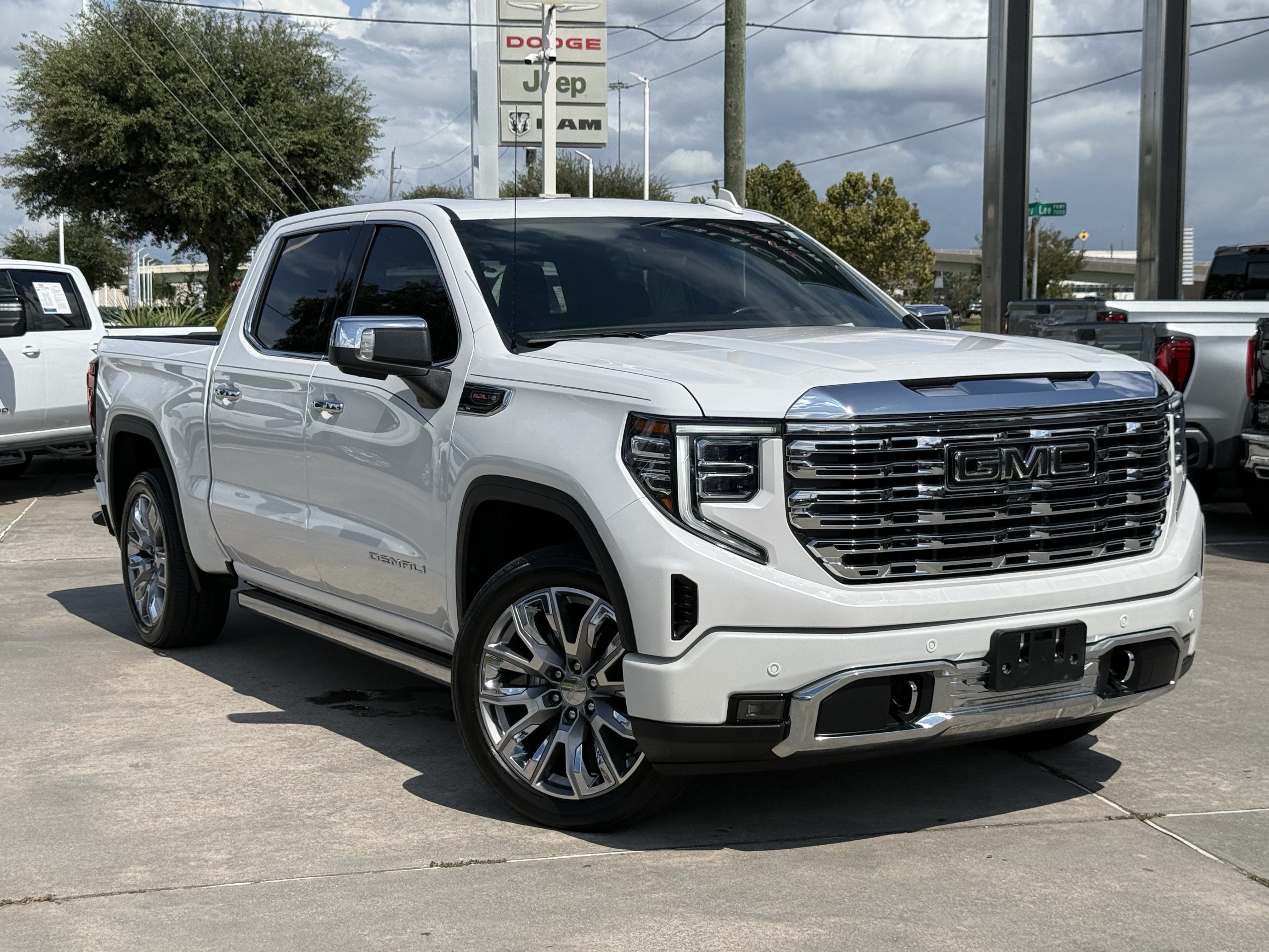 Used 2023 GMC Sierra 1500 Denali w/ Denali Reserve Package AWD/4WD image 2