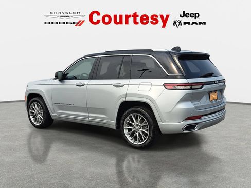 Certified 2022 Jeep Grand Cherokee Summit w/ Luxury Tech Group V AWD/4WD image 5
