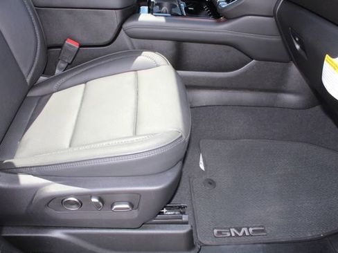 Used 2025 GMC Yukon Denali w/ Denali Reserve Package image 18