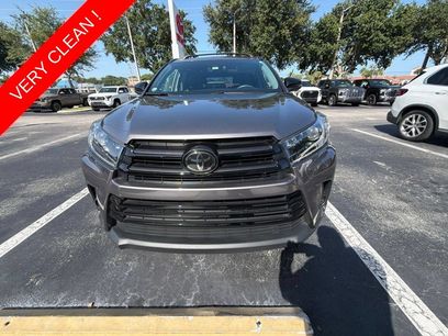 Used 2019 Toyota Highlander SE w/ Nightshade Edition