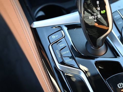 Used 2022 BMW M550i xDrive w/ Premium Package image 34