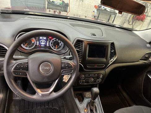 Used 2019 Jeep Cherokee Latitude w/ Popular Appearance Group FWD image 18