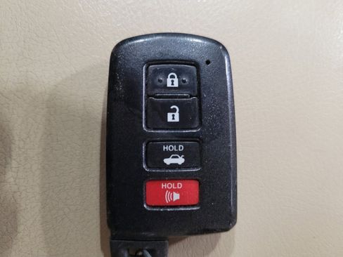 Used 2017 Toyota Camry XLE w/ Moonroof Package FWD image 32