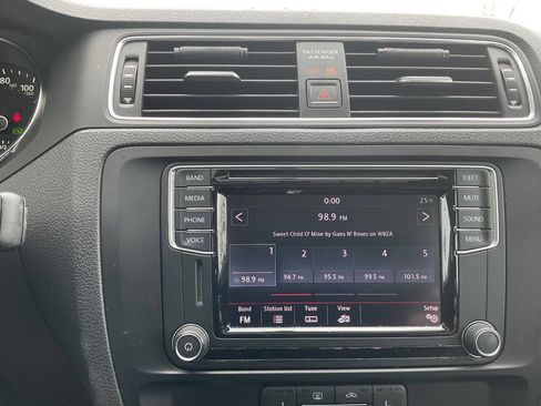 Used 2017 Volkswagen Jetta SE image 15