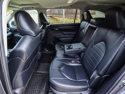 Used 2020 Toyota Highlander XLE image 43