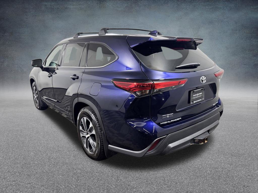Used 2022 Toyota Highlander XLE AWD/4WD image 4