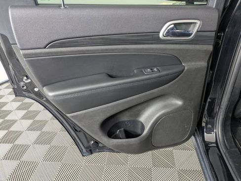Used 2019 Jeep Grand Cherokee Laredo RWD image 28