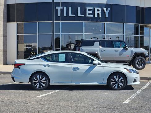 Used 2021 Nissan Altima 2.5 SV image 1